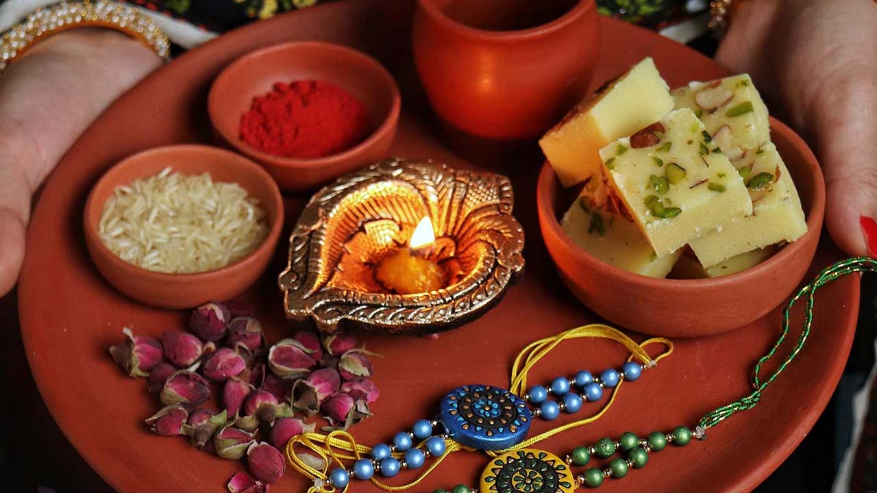Raksha Bandhan 2025: రాఖీ పళ్లెంలో.. ఈ వస్తువులు తప్పకుండా ఉండాలట !
