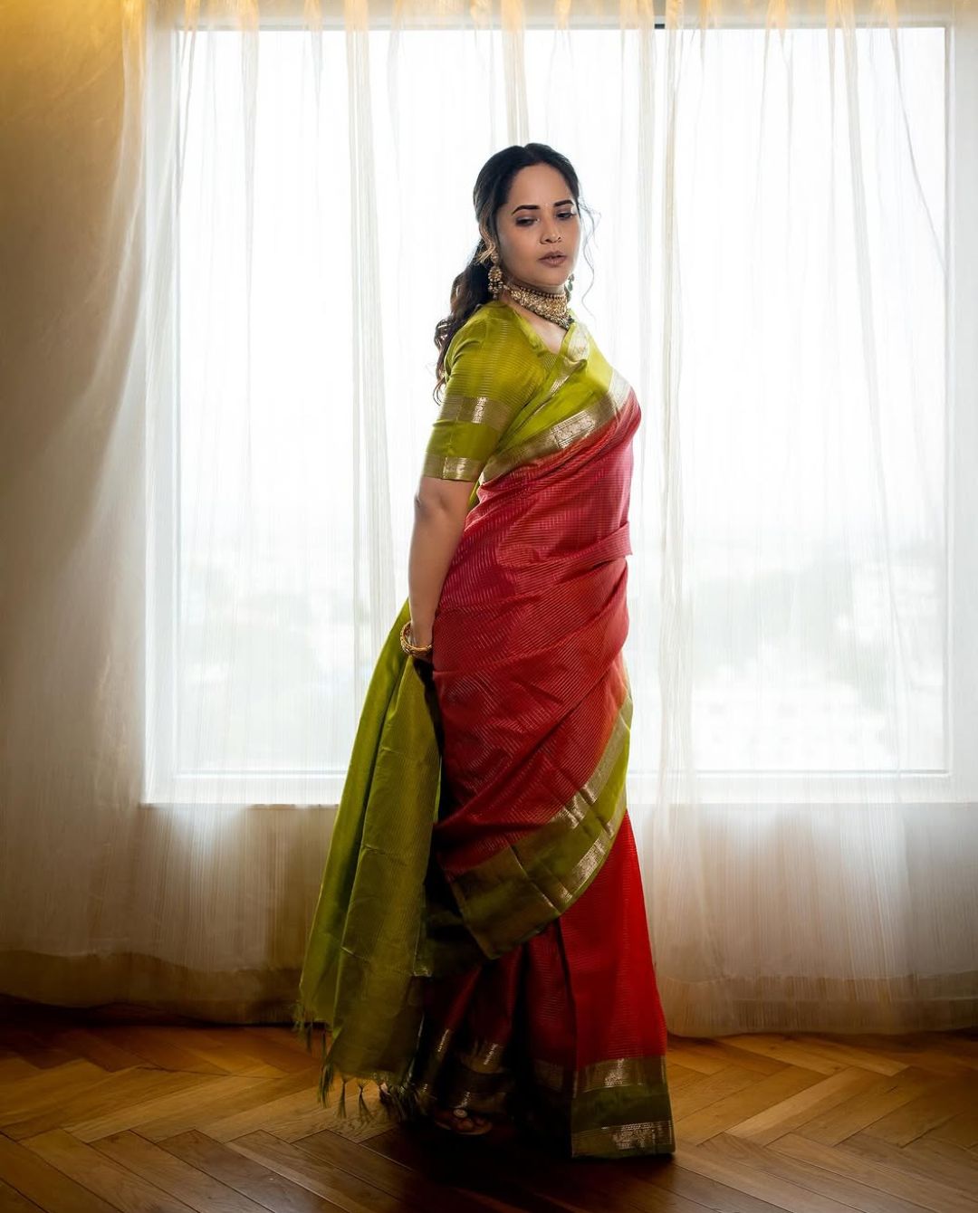 Anasuya Bharadwaj: పరదా చాటున కొంటెగా కవ్విస్తున్న అనసూయ.. అందానికి దాసోహం!