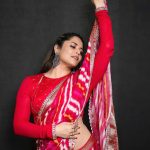 Anasuya Bhardwaj: రెడ్ శారీలో మనసు దోచుకుంటున్న అనసూయ.. ఫోటోలు వైరల్!