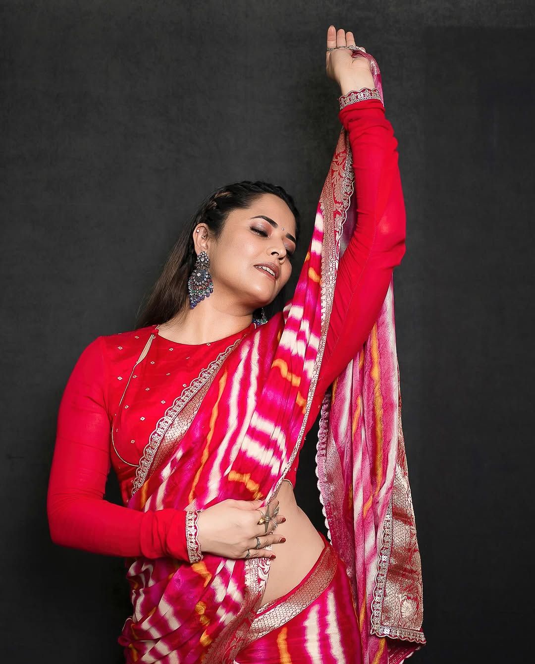 Anasuya Bhardwaj: రెడ్ శారీలో మనసు దోచుకుంటున్న అనసూయ.. ఫోటోలు వైరల్!