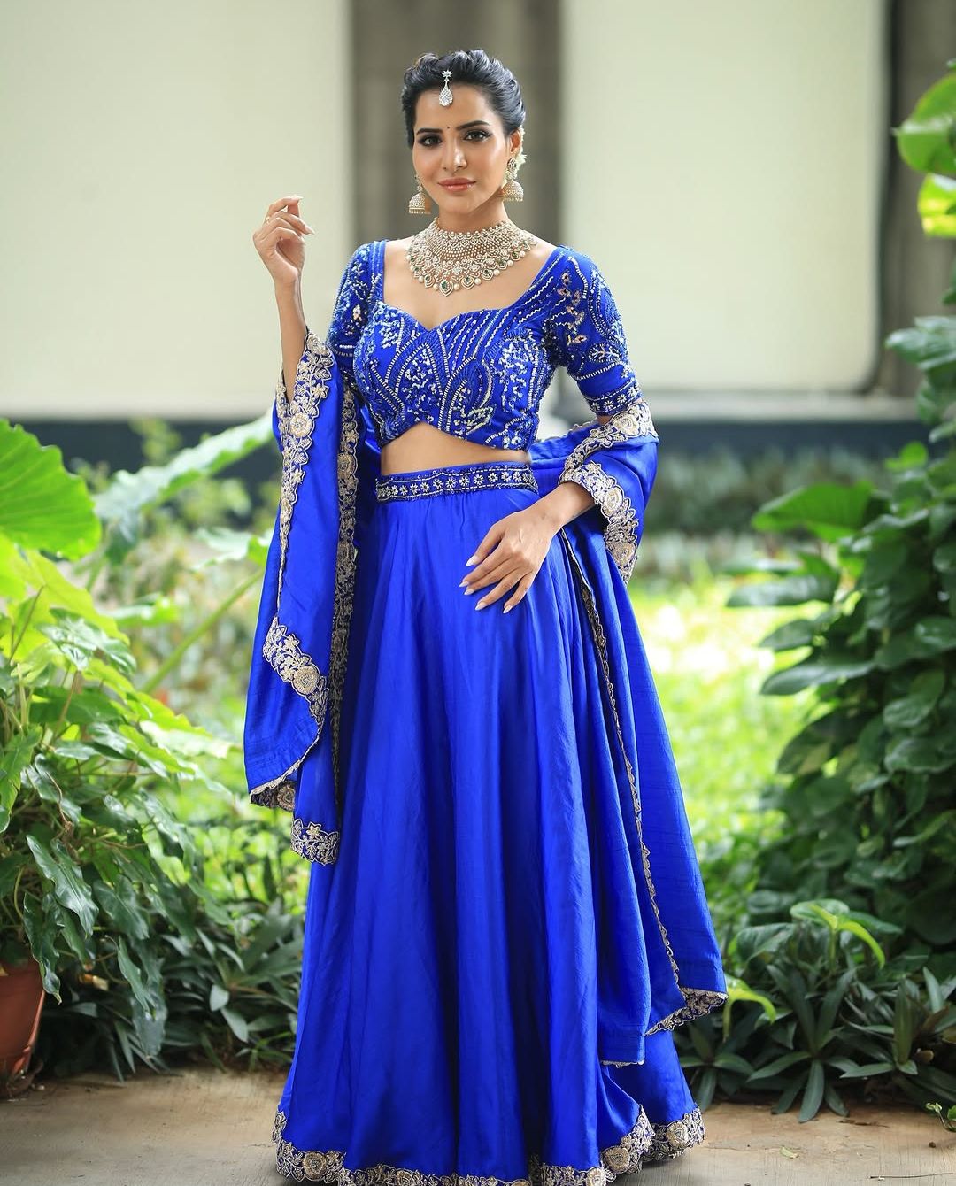 Ashu Reddy: రాయల్ లుక్ లో దర్శనమిచ్చిన వర్మ బ్యూటీ!