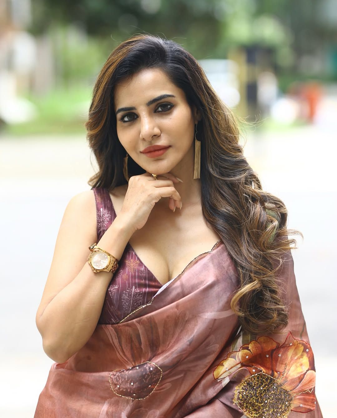 Ashu Reddy: చీరలో కూడా సెగలు పుట్టిస్తున్న వర్మ బ్యూటీ.. పైటకొంగు పక్కకు జరిపి మరీ!