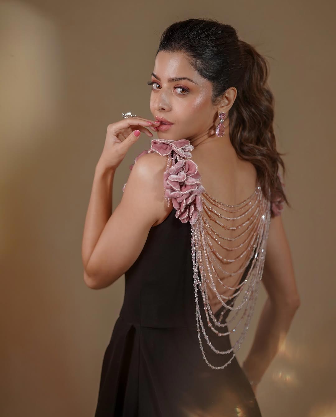Actress Vedika: ట్రేండీవేర్‌లో నటి వేదిక స్టన్నింగ్‌ లుక్‌.. గ్లామర్‌ షోతో మతిపోగోడుతున్న భామ