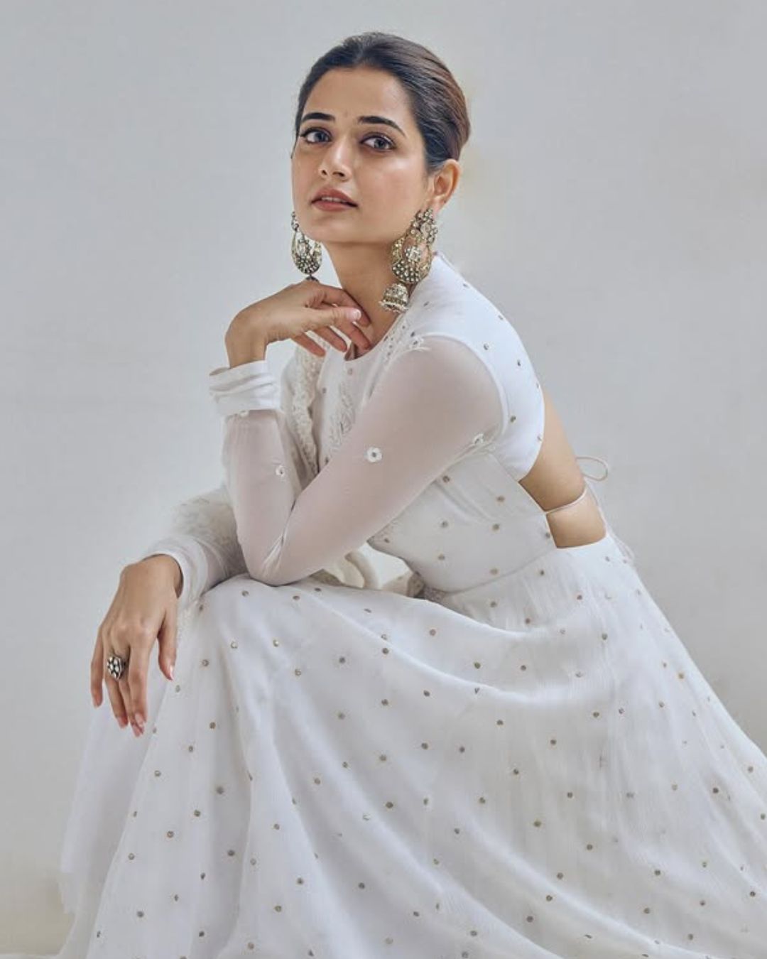 Ashika Ranganath : వైట్ డ్రెస్ లో మెరిసిపోతున్న ఆషికా.. ఇంత అందాన్ని తట్టుకోవడం కష్టమే..