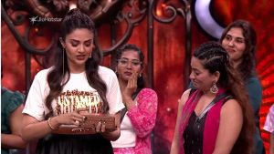 Bigg Boss 9: అయ్యో మళ్లీ కాటేశాడే.. ఉత్కంఠతో పాటు నవ్వులు కురిపించిన శ్రీముఖి!