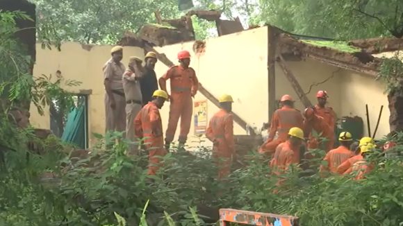 Delhi News: ఢిల్లీలో ఘోర ఘటన.. గోడ కూలి ఐదుగురు మృతి.. మరికొందరు శిథిలాల కిందే!