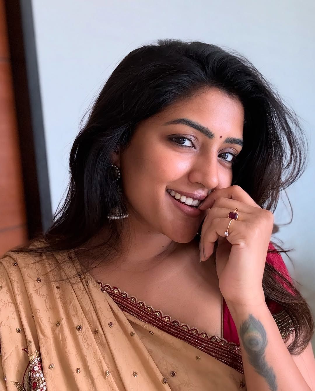 Eesha Rebba: చిలిపి ఫోజులతో కొంటెగా కవ్విస్తున్న ఈషా రెబ్బ.. ఫోటోలు వైరల్!