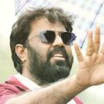 Mohan Sri Vathsa: తనను తాను చెప్పుతో కొట్టుకున్న టాలీవుడ్ డైరెక్టర్