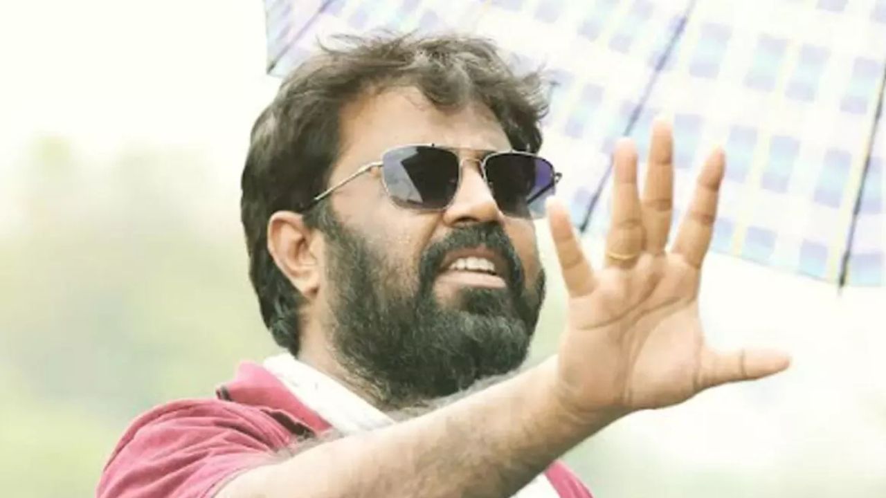 Mohan Sri Vathsa: తనను తాను చెప్పుతో కొట్టుకున్న టాలీవుడ్ డైరెక్టర్