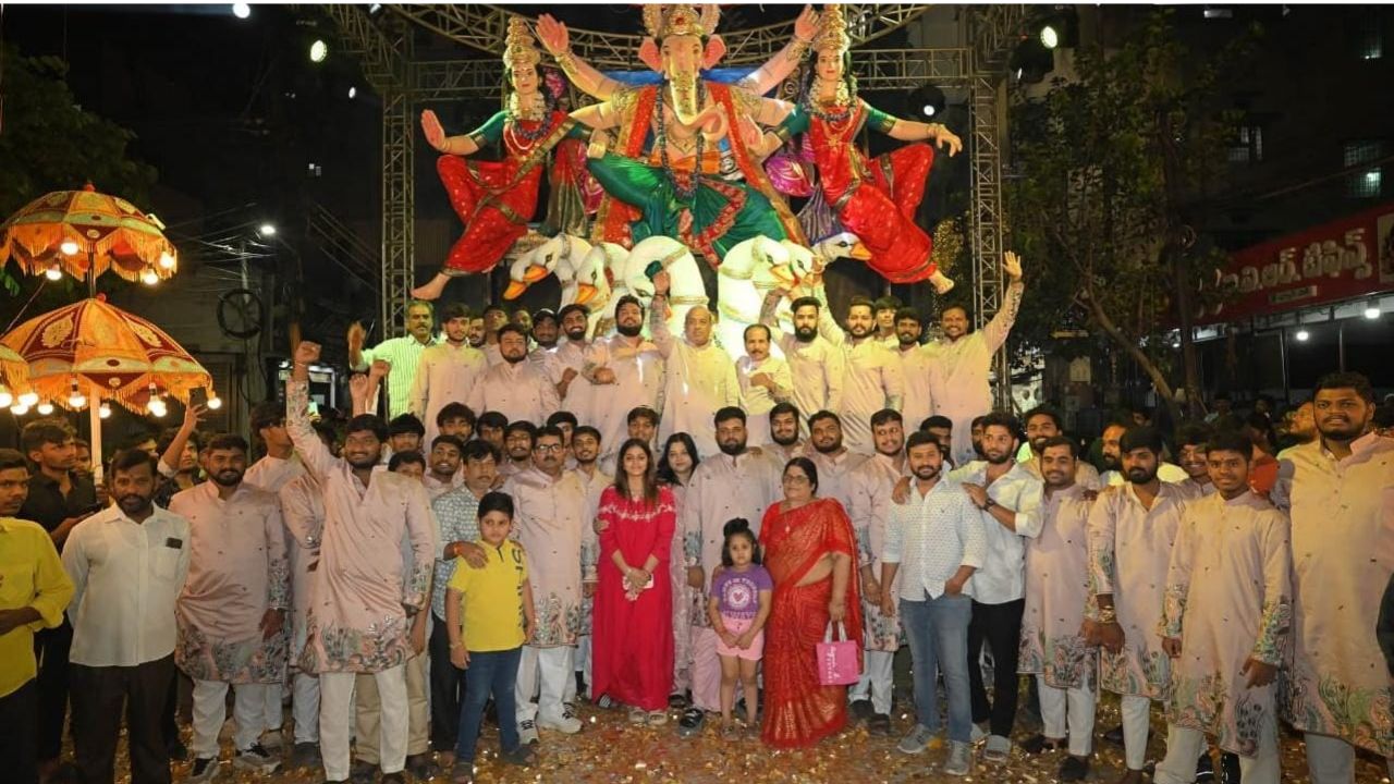 ganesh-chaturthi-festival-aagman-trend-in-hyderabad-devotees-welcomes-lord-vinayaka-idol-with-grand-celebrations