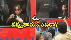 Watch Video: రైల్లో ఊపిరి ఆడక యువతి విలవిల.. శునకానందం పొందిన జనాలు, వీడియో వైరల్!
