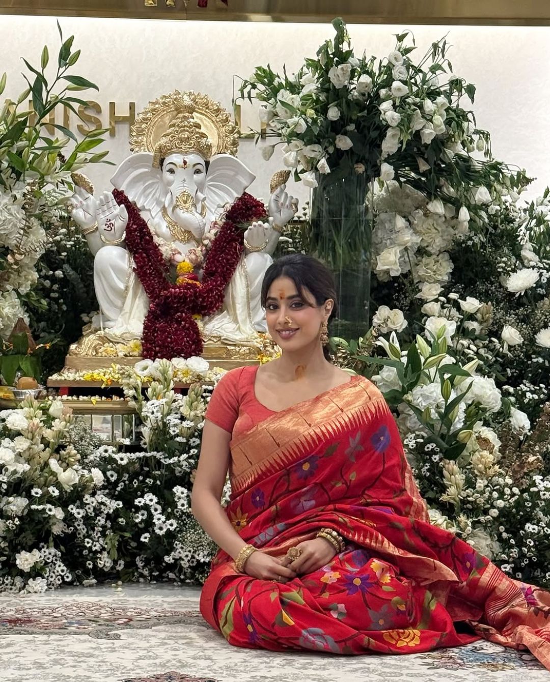 Janhvi kapoor: భక్తి పారవశ్యంలో శ్రీదేవి తనయ.. ఆ గణేశుడి ఆశీస్సులు ఉండాలంటూ!