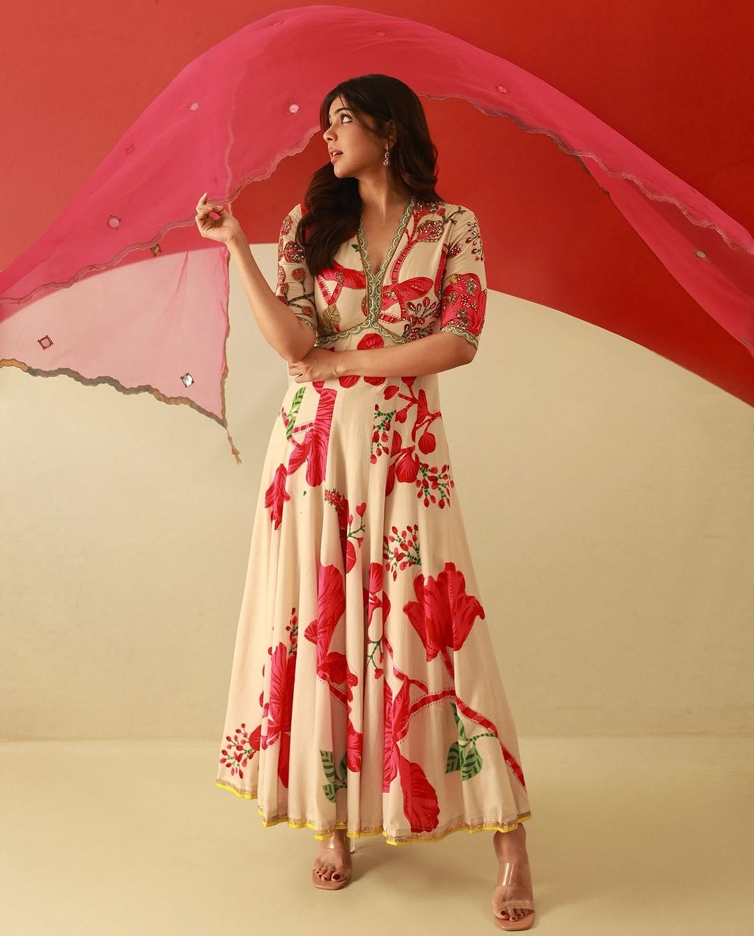Kalyani Priyadarshan: చుడీదార్ లో కుందనపు బొమ్మలా కనిపిస్తున్న కళ్యాణి ప్రియదర్శన్!