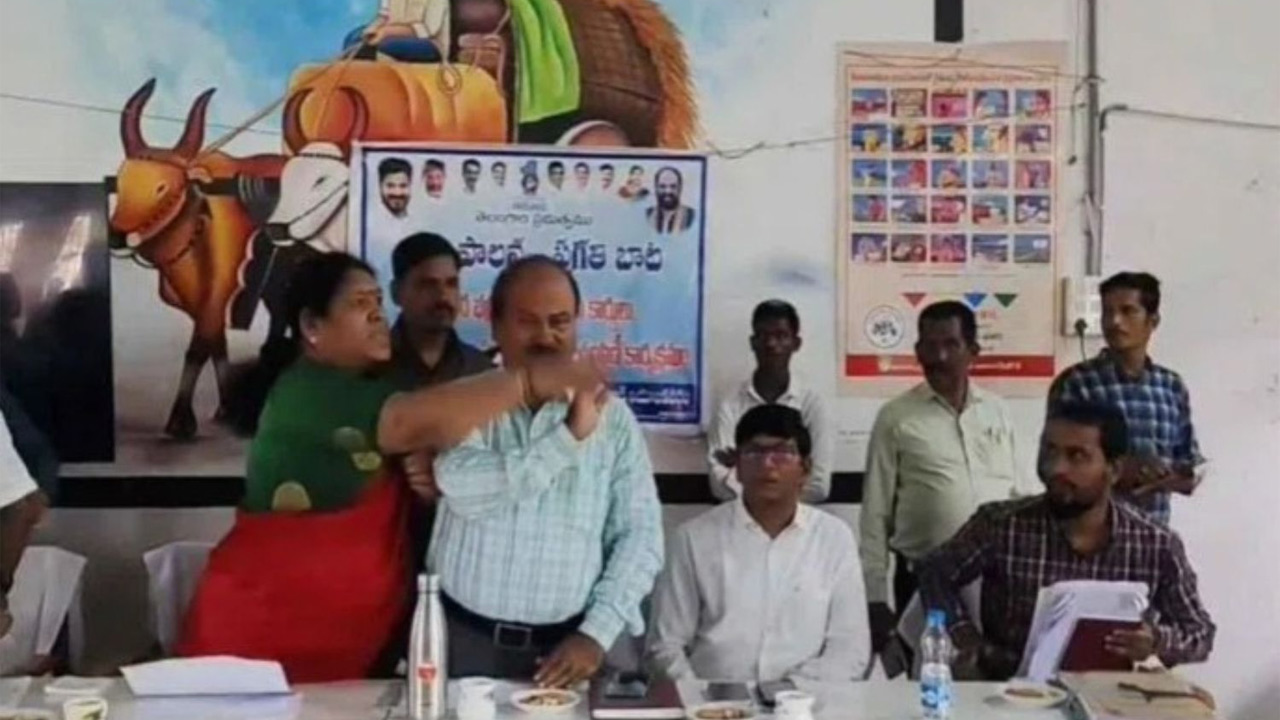 Kova Lakshmi: కాంగ్రెస్ నేతను వాటర్ బాటిల్ తో కొట్టిన BRS ఎమ్మెల్యే.. ఏం జరిగిందంటే?