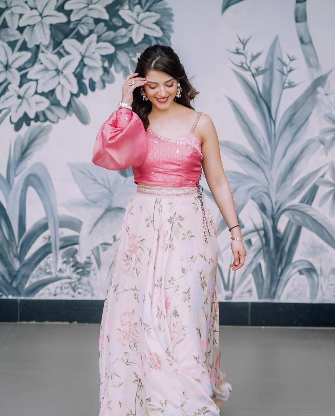 Mehreen Pirzada: క్యూట్ లుక్ లో ఆకట్టుకుంటున్న మెహ్రీన్.. ఫోటోలు వైరల్!