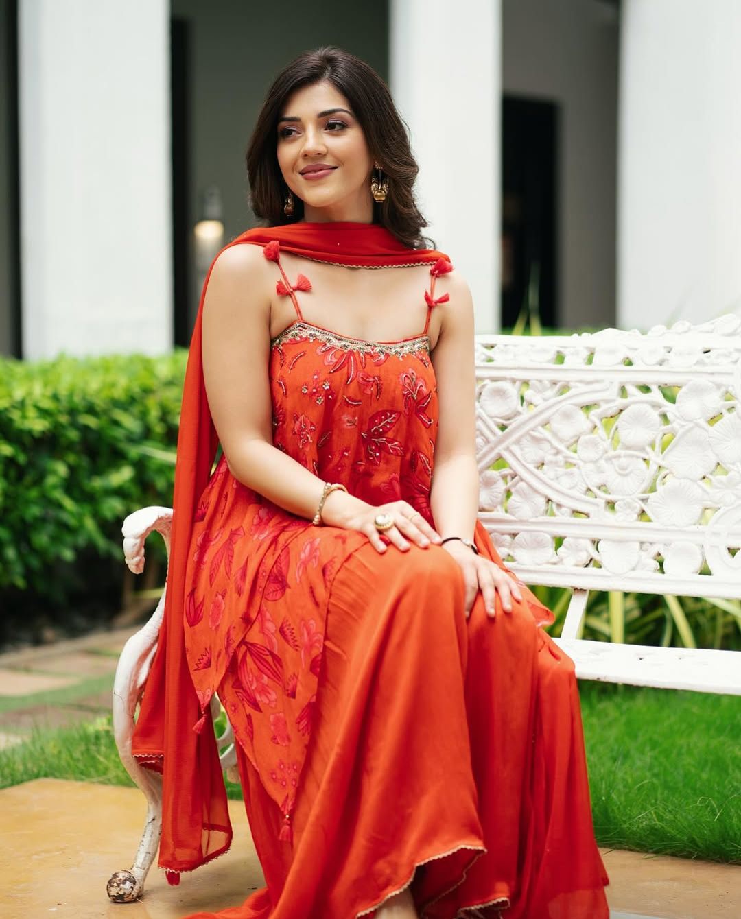 Mehreen Pirzada: టాప్ అందాలతో గత్తర లేపుతున్న మెహ్రీన్.. ఏం అందం రా బాబూ!