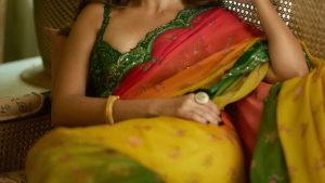 Mrunal Thakur: పైట కొంగు పక్కకు జరిపి మరీ అందాలు ఆరబోస్తున్న మృణాల్!