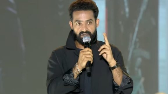 War 2 Pre release: అభిమానులపై కోప్పడిన తారక్.. ఇక్కడి నుంచి వెళ్లిపోనా అంటూ!