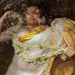 Ester Noronha: నీటిపై తేలియాడుతూ.. తడి అందాలతో చెమటలు పట్టిస్తున్న ఎస్తేర్!