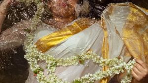 Ester Noronha: నీటిపై తేలియాడుతూ.. తడి అందాలతో చెమటలు పట్టిస్తున్న ఎస్తేర్!
