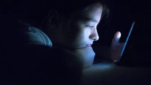 Eye Strain Night Phone: రాత్రివేళ స్మార్ట్‌ఫోన్ చూస్తున్నారా?.. కంటి ఆరోగ్యం కోసం ఈ జాగ్రత్తలు