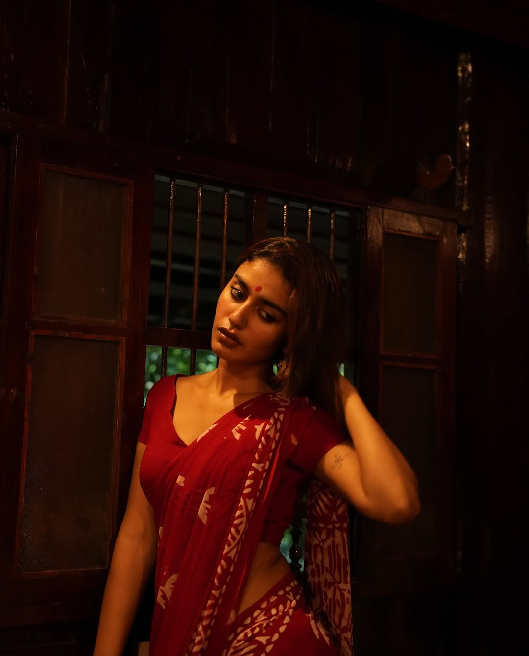 Priya Prakash Varrier: ఎర్ర చీరలో వింక్‌ బ్యూటీ ప్రియా ప్రకాశ్‌ ఘాటు లుక్స్‌.. ట్రెడిషనల్‌గా కనిపిస్తూనే..