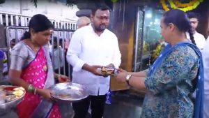 Rajanna Sirisilla news: అగ్గిపెట్టెలో ఇమిడిపోయే సుగంధ పట్టుచీర.. వేములవాడ అమ్మవారికి అరుదైన కానుక!