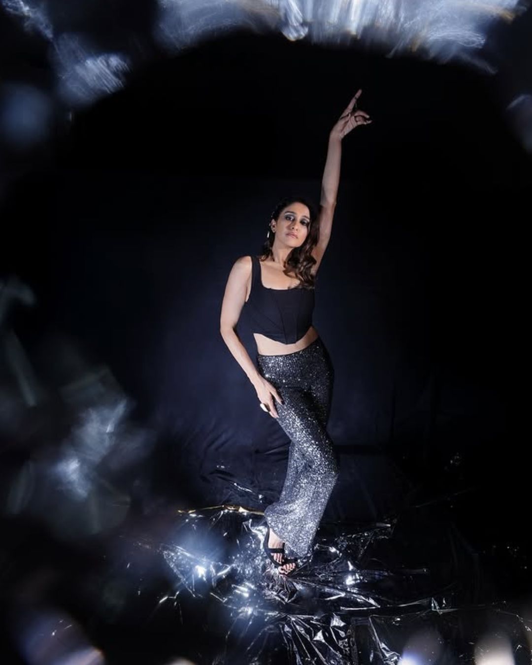 Regina cassandra : బ్లాక్ డ్రెస్ లో కస్సుమనే చూపులతో కుర్రాళ్లకు కునుకు లేకుండా చేస్తున్న రెజీనా..
