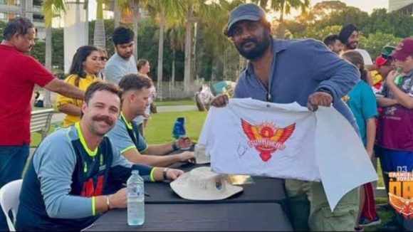Travis head – SRH Fan : ఆస్ట్రేలియా గడ్డపై  SRH ఫ్యాన్స్ రచ్చ చూడండి.. హెడ్ ను అడ్డంగా పట్టుకొని
