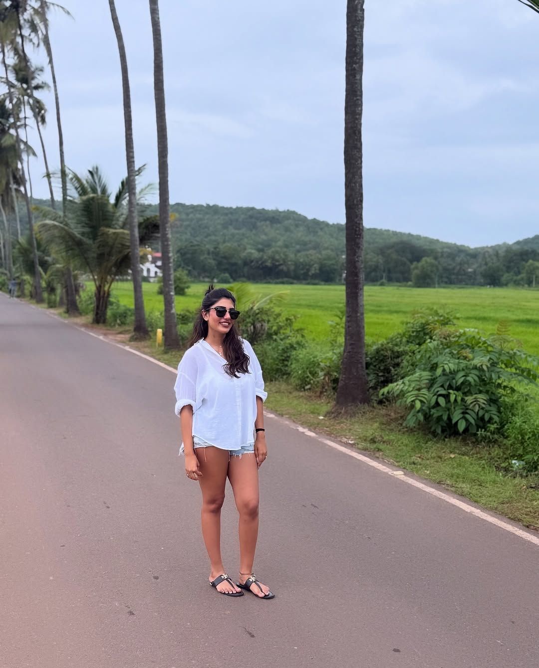 Supritha: నడిరోడ్డుపై థైస్ అందాలతో రెచ్చగొడుతున్న సుప్రీత!