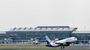 Shamshabad Airport: శంషాబాద్ ఎయిర్ పోర్టులో అనుకూలించని వాతావరణం.. ఐదు విమానాలు మళ్లింపు