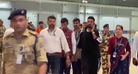 Mohammed Siraj :  ఇండియా గడ్డపై అడుగుపెట్టిన సిరాజ్... ఎయిర్ పోర్టులో ఆయన ఫాలోయింగ్ చూడండి
