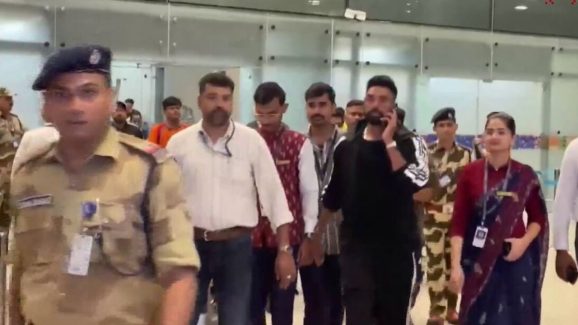 Mohammed Siraj :  ఇండియా గడ్డపై అడుగుపెట్టిన సిరాజ్… ఎయిర్ పోర్టులో ఆయన ఫాలోయింగ్ చూడండి