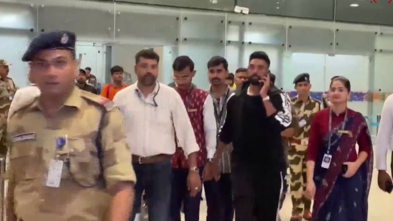 Mohammed Siraj :  ఇండియా గడ్డపై అడుగుపెట్టిన సిరాజ్… ఎయిర్ పోర్టులో ఆయన ఫాలోయింగ్ చూడండి
