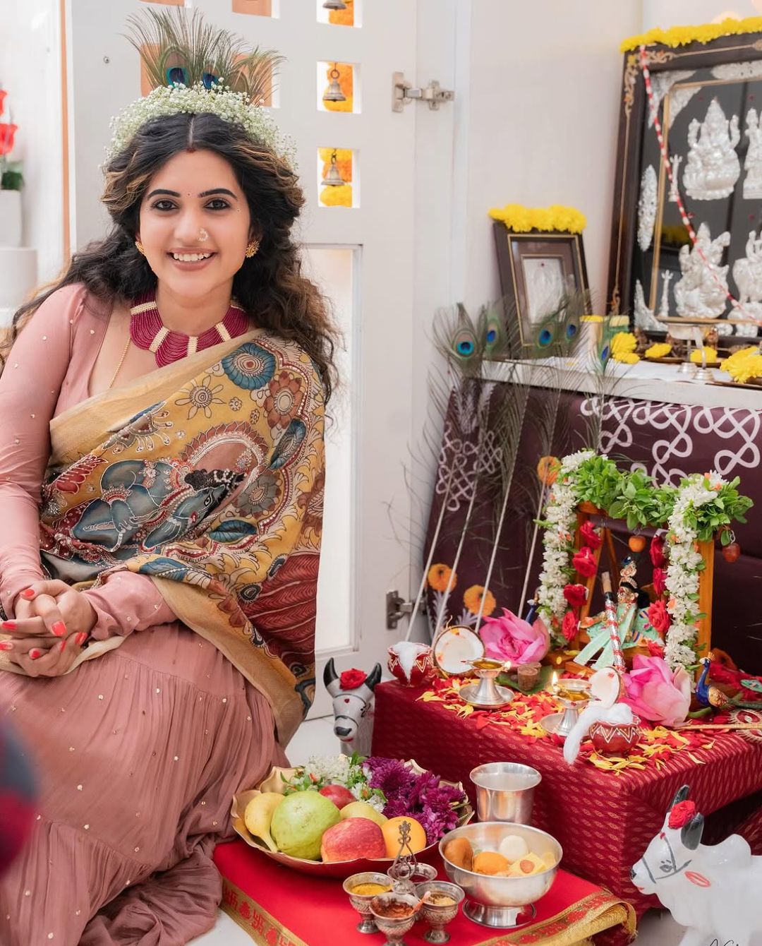 Sravanthi chokkarapu: కృష్ణాష్టమి స్పెషల్.. అదిరిపోయే లుక్కులో ఆకట్టుకున్న స్రవంతి!
