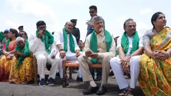 CM Chandrababu: మండుటెండలో సీఎం ప్రోగ్రామ్.. స్టేజ్ లేదు, షామియానాలు లేవు.. ఎందుకంటే?