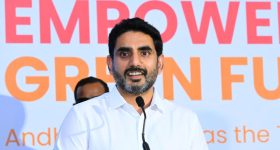 Viral Video: ఫాస్ట్‌‌ఫుడ్ సెంటర్ ముందు ఫైటింగ్.. చెల్లి-ఆమె ప్రియుడిపై సోదరుడు దాడి,  వైరల్ వీడియో