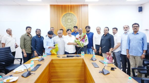 Tollywood Producers: ఏపీకి చేరిన సినిమా పంచాయితీ.. మంత్రి దుర్గేష్ తో ఫిలిం చాంబర్ నేతల సమావేశం