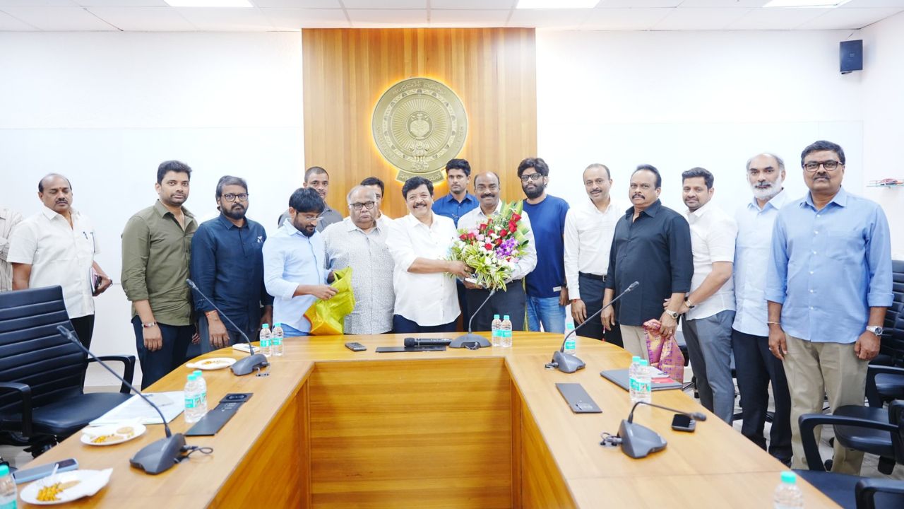 Tollywood Producers: ఏపీకి చేరిన సినిమా పంచాయితీ.. మంత్రి దుర్గేష్ తో ఫిలిం చాంబర్ నేతల సమావేశం