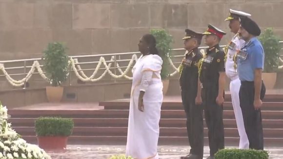 Draupadi Murmu: సెల్యూట్ ముర్ము జీ.. జోరు వానలోనూ అమరవీరులకు నివాళి.. ఈ వీడియో చూస్తే గూస్‌బంప్స్ పక్కా!