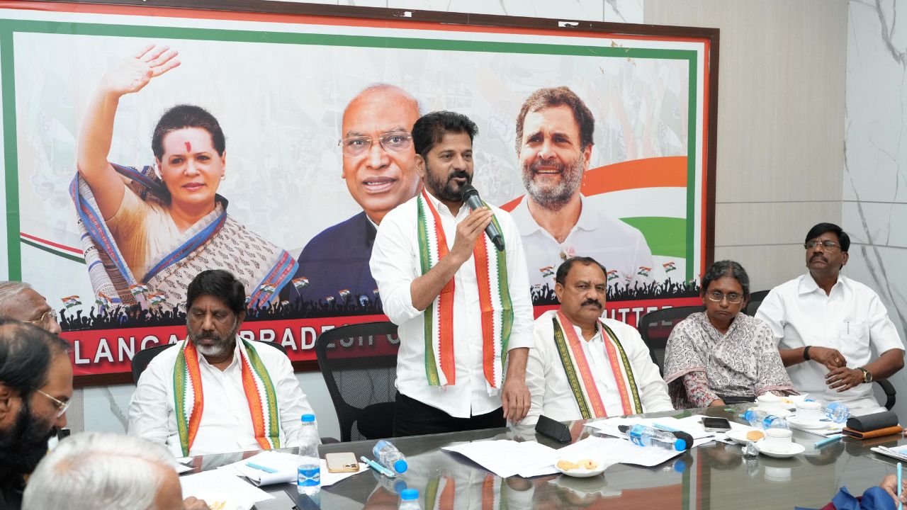 Revanth Reddy: బీసీల హక్కుల కోసం కట్టుబడి ఉన్నాం.. గాంధీ భవన్‌లో సీఎం రేవంత్ రెడ్డి
