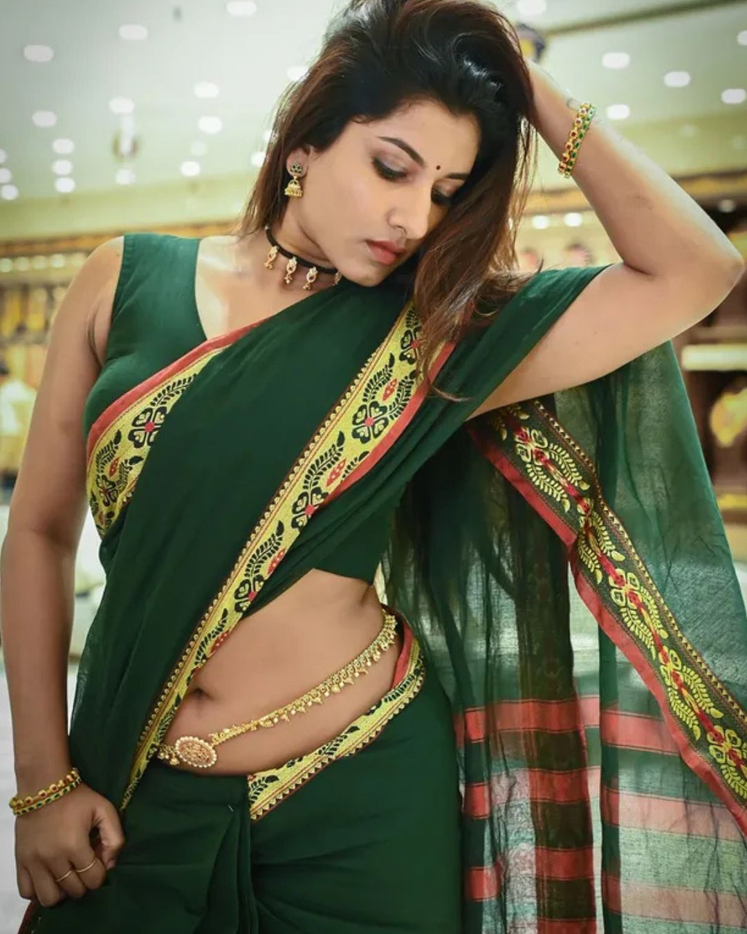 Vishnu Priya : పచ్చకోకలో విష్ణు ప్రియ పరువాల విందు..కుర్రాళ్ళు పరేషాన్..