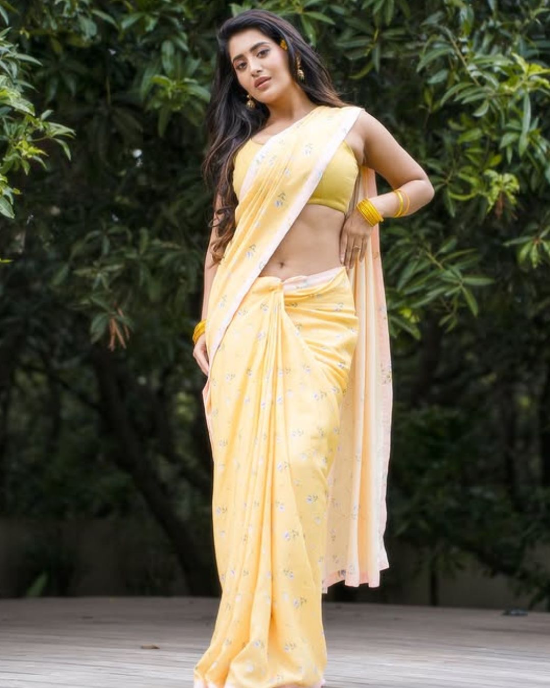Rashi Singh :  అబ్బా.. అది నడుమా, నయాగరానా.. మతిపోగొడుతుందే..!