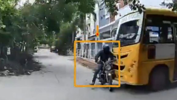 Road Accident: ఘోర ప్రమాదం.. స్కూల్ బస్సు ఢీకొని స్పాట్‌లోనే.. సీసీ వీడియో