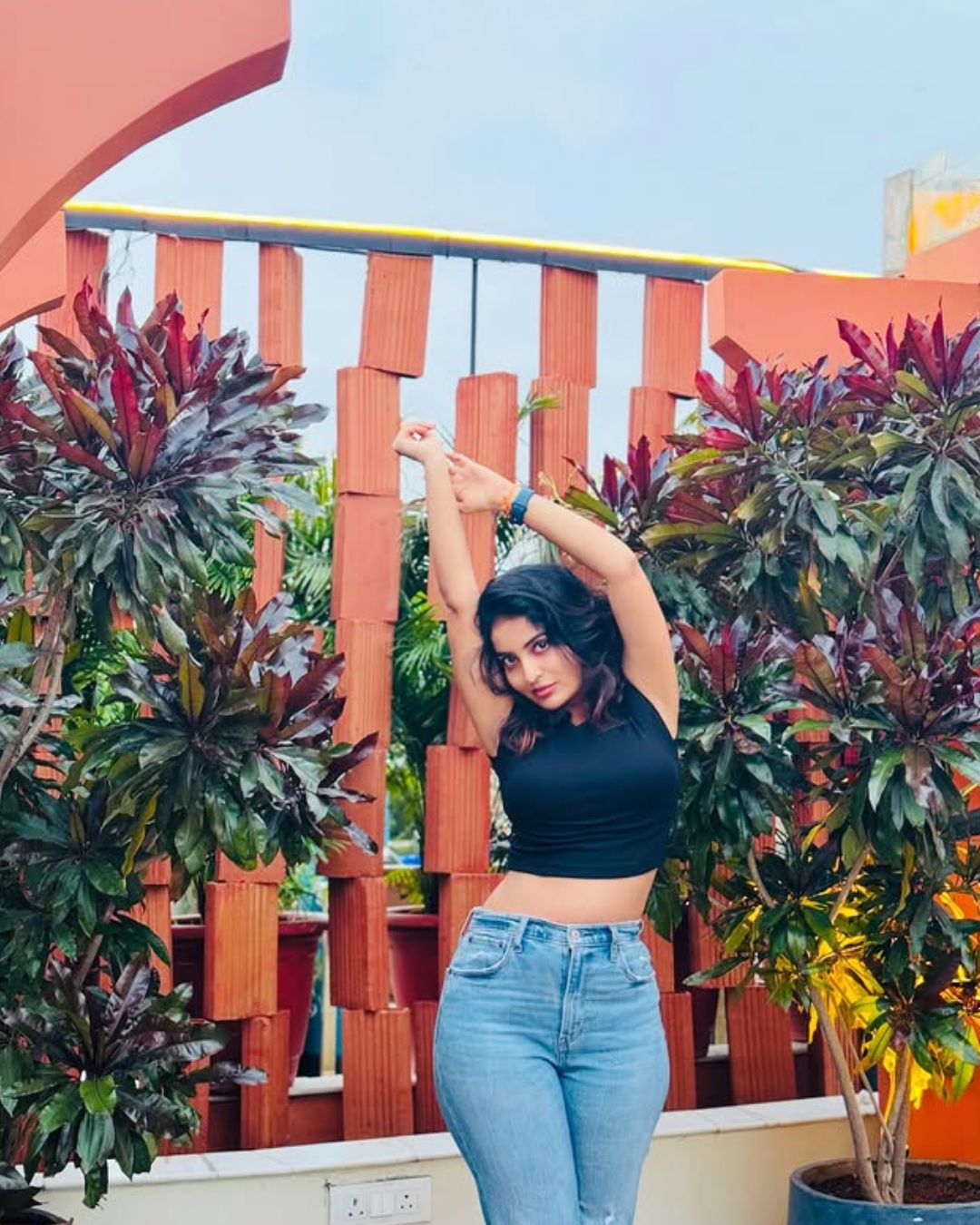 Ananya Nagalla : నడుము అందాలు చూపిస్తూ.. హీటేక్కిస్తున్న అనన్య.. ఏముందిరా..