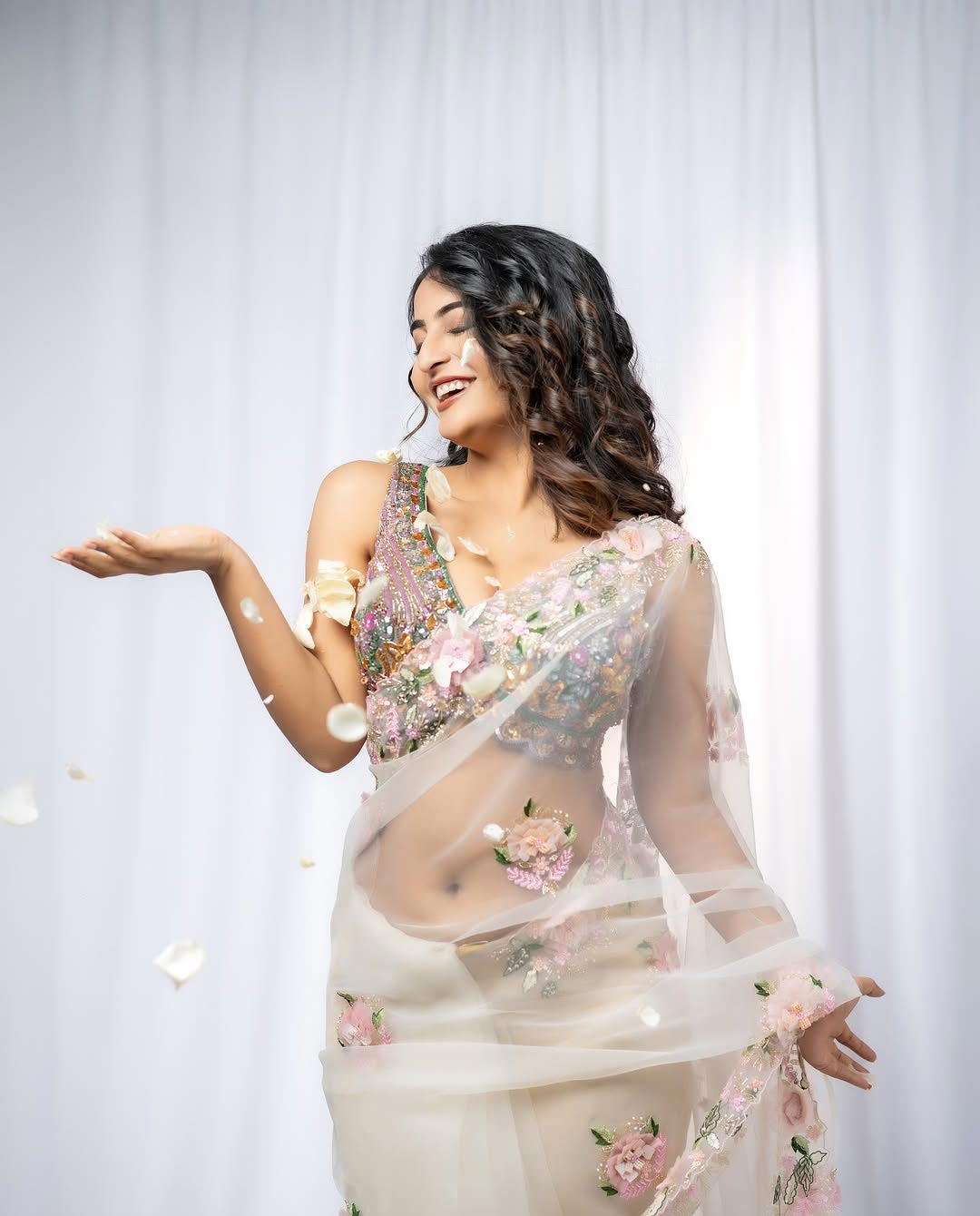 Ananya Nagalla: ఉల్లిపొర లాంటి చీరలో అనన్య ఘాటు అందాల షో, ఫిదా అవుతున్న నెటిజన్స్‌