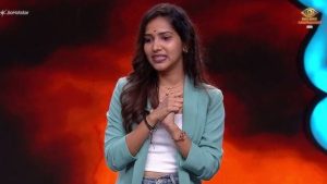 Bigg Boss Agnipariksha : ఓరి నాయనో.. ఈ అమ్మాయి మామూల్ది కాదు.. ఓటు కోసం ఏకంగా..