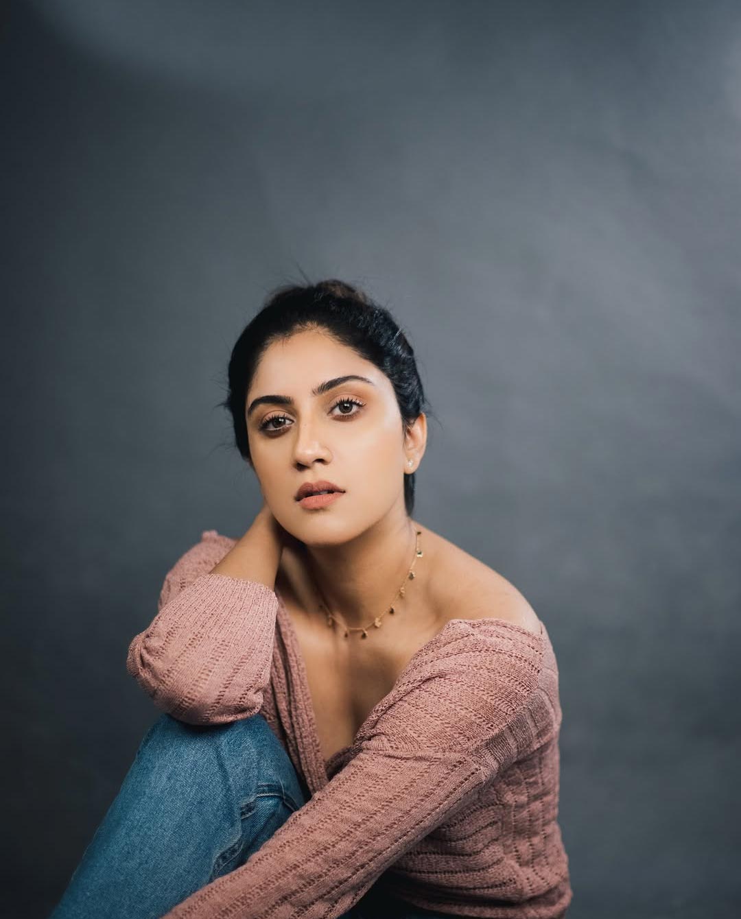 Dhanya Balakrishna: ముసి ముసి నవ్వుతూ.. క్యూట్‌ లుక్స్‌తో మెస్మరైజ్ చేస్తున్న ధన్య బాలకృష్ణ