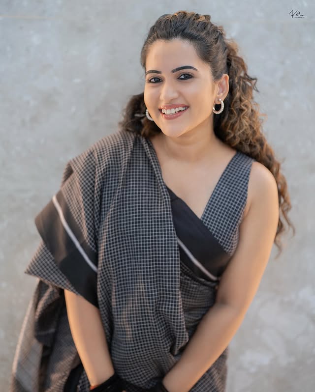 Sravanthi Chokarapu Photo Gallery  