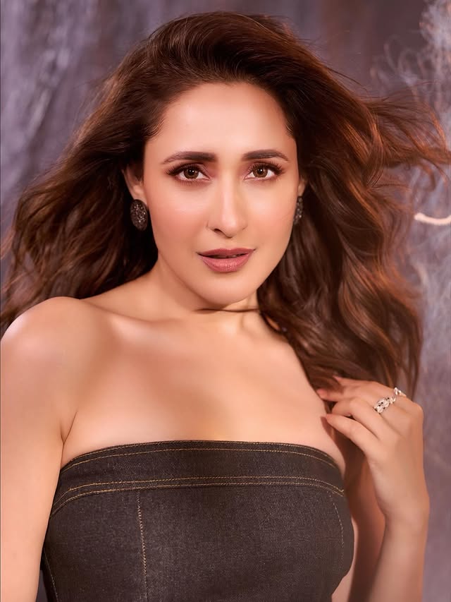 Pragya Jaiswal Photo Gallery